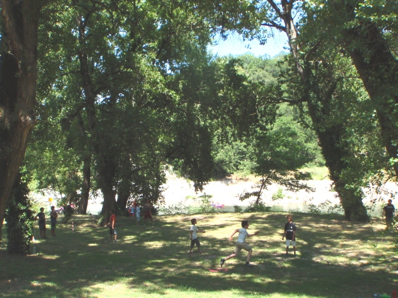 Village Camps International Summer Camp Ard&egrave;che, France 2019-07-26 https://www.villagecamps.com/journals_admin/images/21-23-Swiss Ball in action.jpg